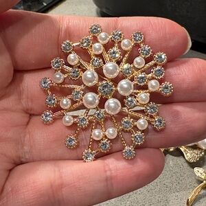 Elegant Gold and Pearl Brooch